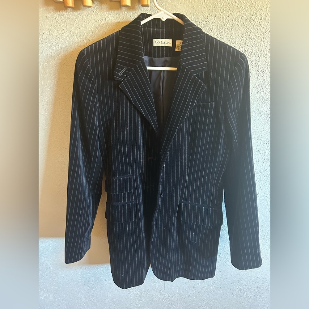 Ann Taylor, black, pinstripe, velvet blazer. Size 6. Good confition.